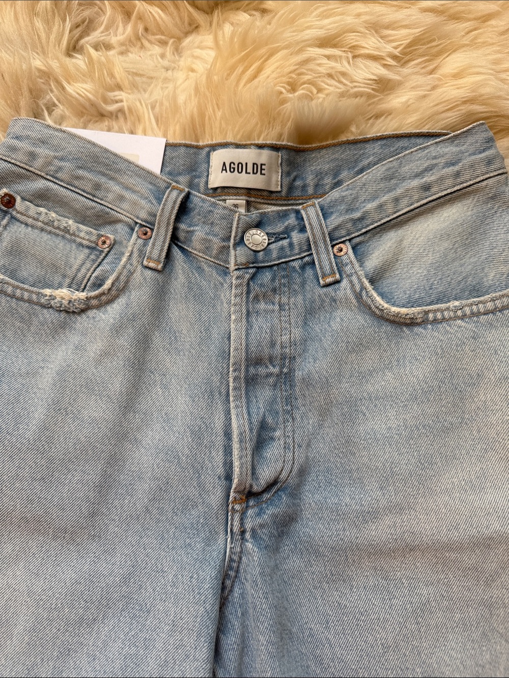 NWT-Agolde Washed Light Blue V Waist Mid-Rise Denim Shorts - Picture 2 of 5